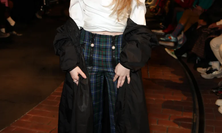 Stylish Sabrina Carpenter outfit ideas & fashion trends